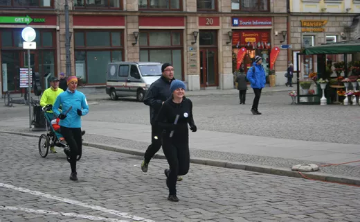 Wrocław biegał w charytatywnej sztafecie mikołajkowej [ZDJĘCIA] - 18