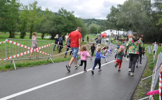 To najmłodsi uczestnicy Festiwalu Biegowego. Mnóstwo dzieci pojawiło się na starcie - 