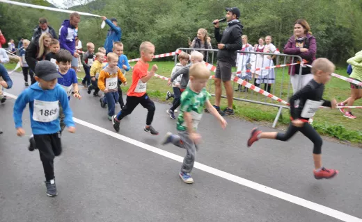 To najmłodsi uczestnicy Festiwalu Biegowego. Mnóstwo dzieci pojawiło się na starcie - 