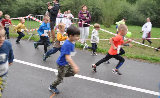 To najmłodsi uczestnicy Festiwalu Biegowego. Mnóstwo dzieci pojawiło się na starcie - 