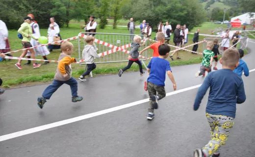 To najmłodsi uczestnicy Festiwalu Biegowego. Mnóstwo dzieci pojawiło się na starcie - 