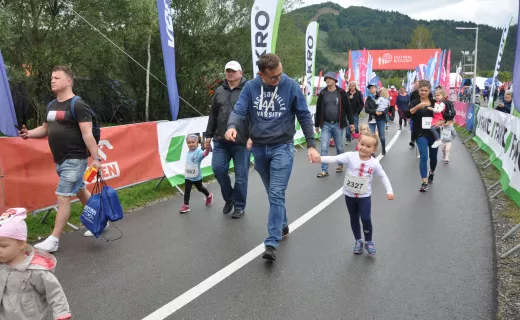To najmłodsi uczestnicy Festiwalu Biegowego. Mnóstwo dzieci pojawiło się na starcie - 