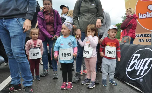 To najmłodsi uczestnicy Festiwalu Biegowego. Mnóstwo dzieci pojawiło się na starcie - 