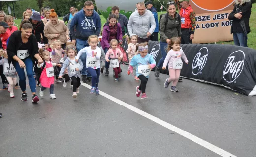 To najmłodsi uczestnicy Festiwalu Biegowego. Mnóstwo dzieci pojawiło się na starcie - 