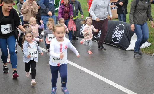 To najmłodsi uczestnicy Festiwalu Biegowego. Mnóstwo dzieci pojawiło się na starcie - 