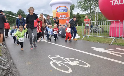 To najmłodsi uczestnicy Festiwalu Biegowego. Mnóstwo dzieci pojawiło się na starcie - 