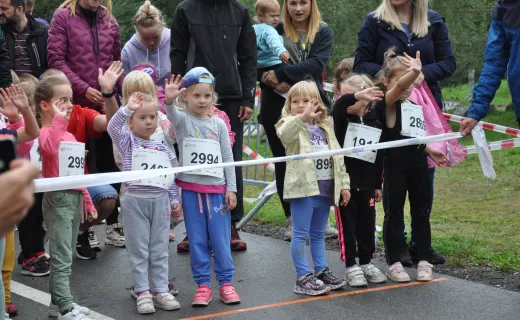 To najmłodsi uczestnicy Festiwalu Biegowego. Mnóstwo dzieci pojawiło się na starcie - 