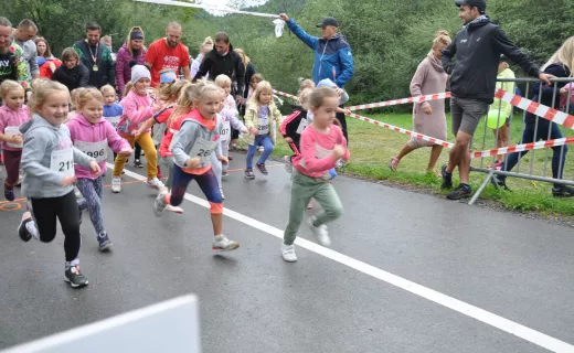 To najmłodsi uczestnicy Festiwalu Biegowego. Mnóstwo dzieci pojawiło się na starcie - 