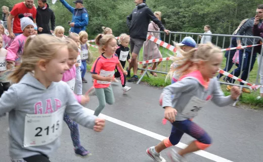 To najmłodsi uczestnicy Festiwalu Biegowego. Mnóstwo dzieci pojawiło się na starcie - 