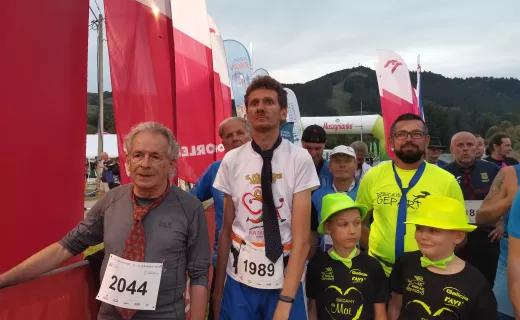 Założyli krawaty i pobiegli. Znamy zwycięzców biegu w krawacie - 
