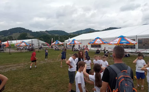 Świetna zabawa, setki dzieci. Trwa rywalizacja szkół w „Aktywnym Małopolaninie” - 2