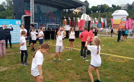 Świetna zabawa, setki dzieci. Trwa rywalizacja szkół w „Aktywnym Małopolaninie” - 4