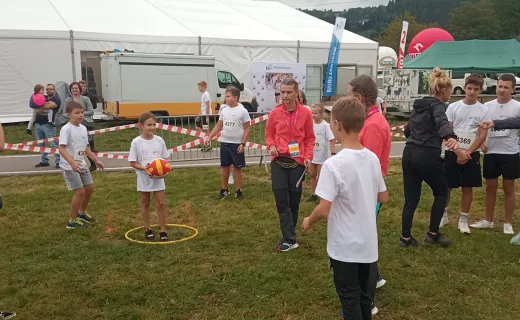 Świetna zabawa, setki dzieci. Trwa rywalizacja szkół w „Aktywnym Małopolaninie” - 5