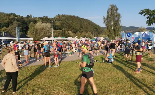 Wystartował Bieg 7 Dolin na 61 km. Biegacze wyruszyli na trasę z uśmiechem na ustach - 