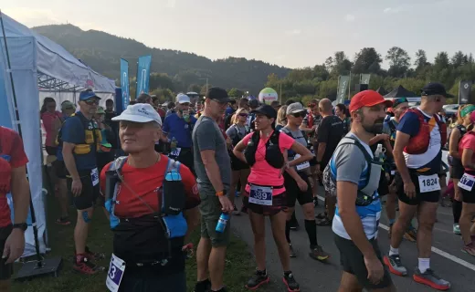 Wystartował Bieg 7 Dolin na 61 km. Biegacze wyruszyli na trasę z uśmiechem na ustach - 