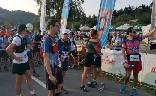 Wystartował Bieg 7 Dolin na 61 km. Biegacze wyruszyli na trasę z uśmiechem na ustach - 