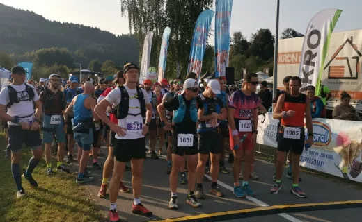 Wystartował Bieg 7 Dolin na 61 km. Biegacze wyruszyli na trasę z uśmiechem na ustach - 