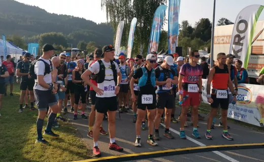 Wystartował Bieg 7 Dolin na 61 km. Biegacze wyruszyli na trasę z uśmiechem na ustach - 