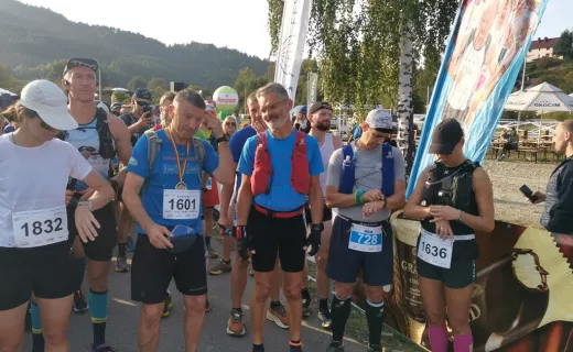 Wystartował Bieg 7 Dolin na 61 km. Biegacze wyruszyli na trasę z uśmiechem na ustach - 