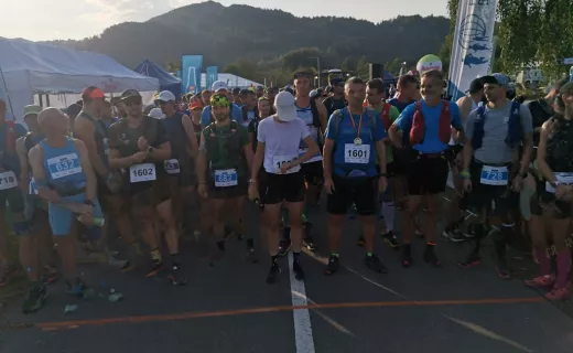Wystartował Bieg 7 Dolin na 61 km. Biegacze wyruszyli na trasę z uśmiechem na ustach - 