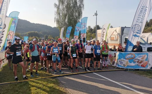 Wystartował Bieg 7 Dolin na 61 km. Biegacze wyruszyli na trasę z uśmiechem na ustach - 