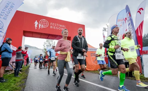 Zawodnicy już na trasie. Wystartował Koral Maraton  - 
