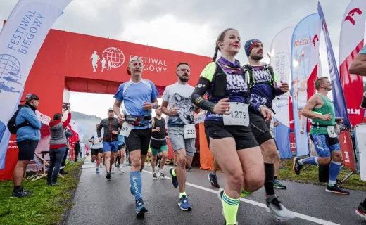 Zawodnicy już na trasie. Wystartował Koral Maraton  - 