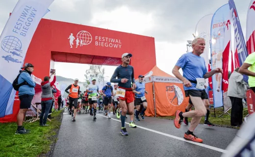 Zawodnicy już na trasie. Wystartował Koral Maraton  - 