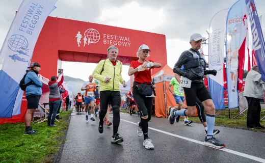 Zawodnicy już na trasie. Wystartował Koral Maraton  - 