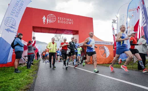 Zawodnicy już na trasie. Wystartował Koral Maraton  - 
