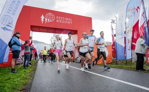 Zawodnicy już na trasie. Wystartował Koral Maraton  - 