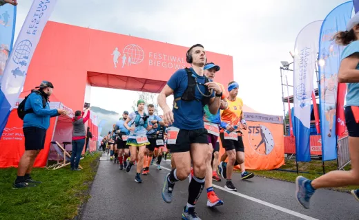 Zawodnicy już na trasie. Wystartował Koral Maraton  - 