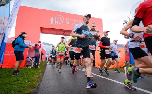 Zawodnicy już na trasie. Wystartował Koral Maraton  - 