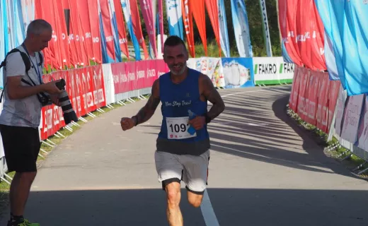Pierwszy zawodnik biegu na 11 km już na mecie. Zwyciężył Przemysław Wróbel  - 