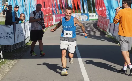 Pierwszy zawodnik biegu na 11 km już na mecie. Zwyciężył Przemysław Wróbel  - 