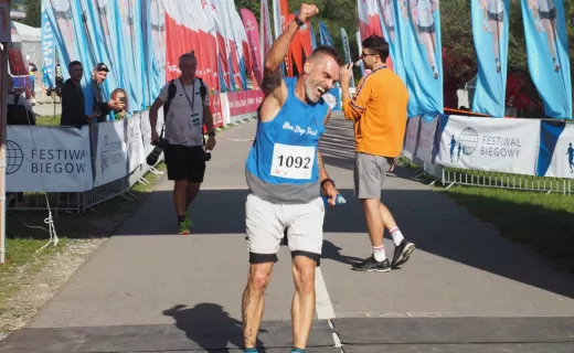 Pierwszy zawodnik biegu na 11 km już na mecie. Zwyciężył Przemysław Wróbel  - 