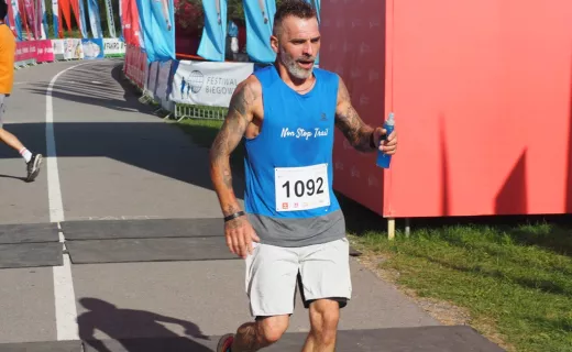 Pierwszy zawodnik biegu na 11 km już na mecie. Zwyciężył Przemysław Wróbel  - 