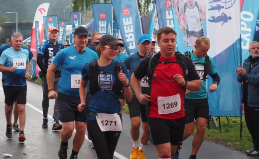 Oni deszczu się nie boją. Mają do pokonania 23 km w Biegu Górskim  - 