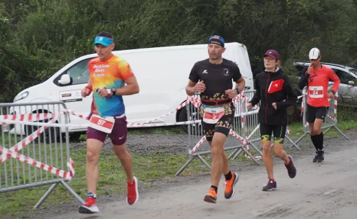 Oni deszczu się nie boją. Mają do pokonania 23 km w Biegu Górskim  - 