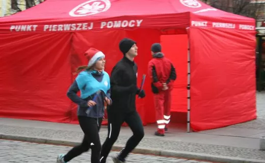 Wrocław biegał w charytatywnej sztafecie mikołajkowej [ZDJĘCIA] - 9