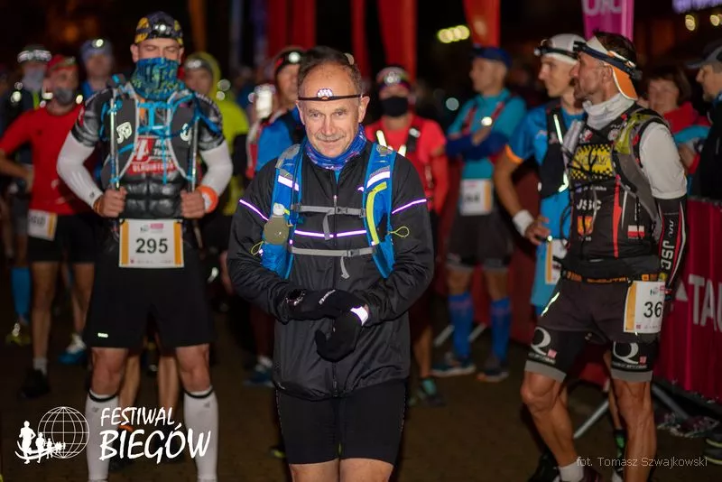 Zygmunt Berdychowski na starcie Biegu Siedmiu Dolin 100 km