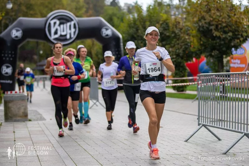 Dobrze zaopatrzone bufety na trasach oraz posiłek regeneracyjny na mecie Dobrze zaopatrzone bufety na trasach oraz posiłek regeneracyjny na mecie