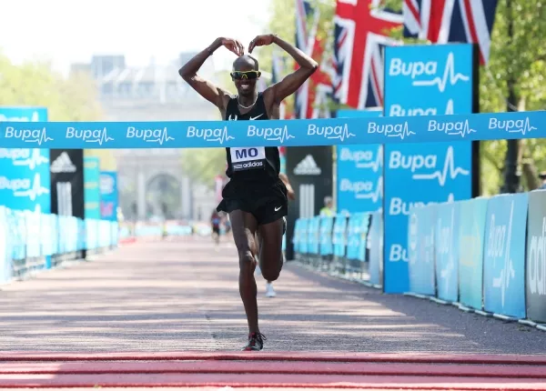 "MoBot" czyli gest zwycięstwa Mo Faraha (fot. www.mofarah.com)