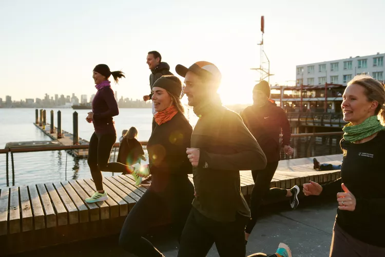 biegający ludzie w chustach buff