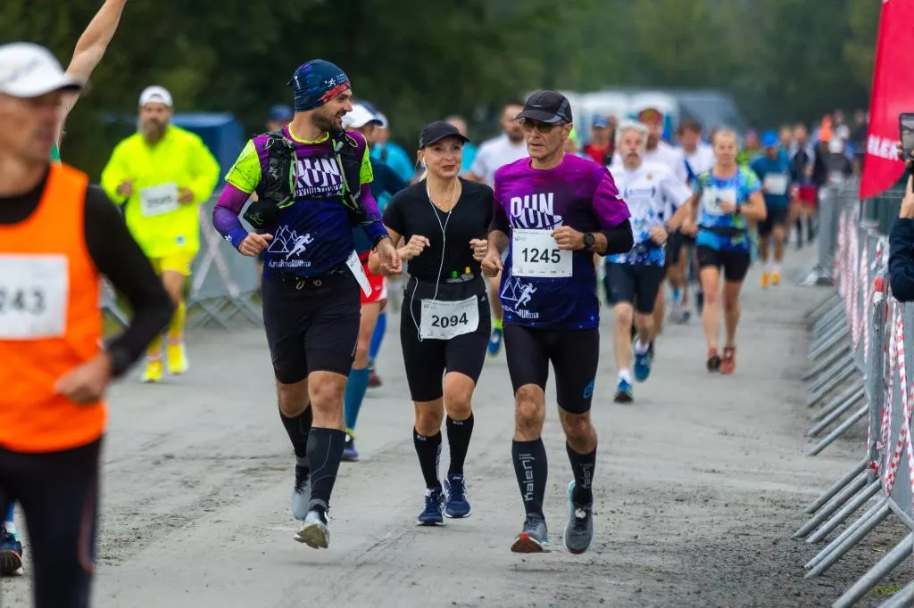 Rok 2022. Start Koral Maratonu z Miasteczka Biegowego w Piwnicznej