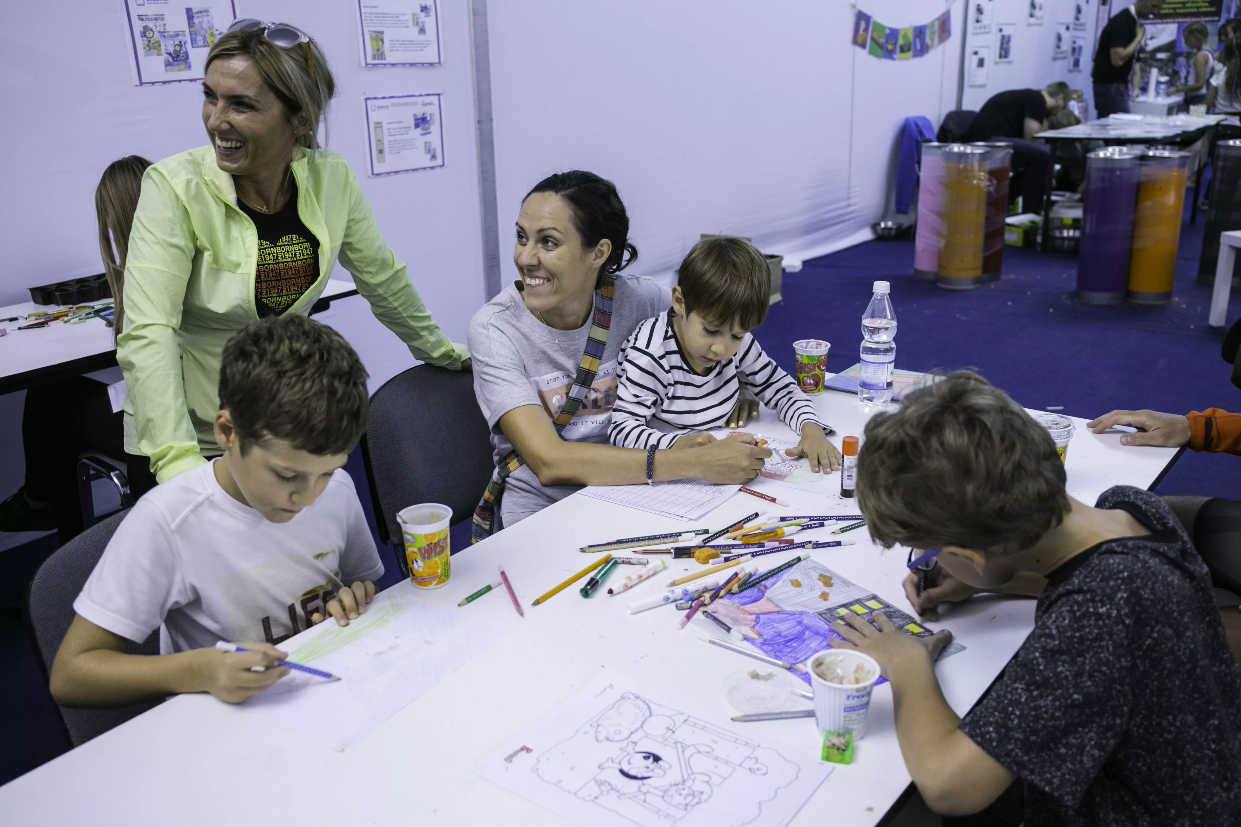 Już po raz kolejny w Strefie Dzieci pojawią się produkty uznawanych i cenionych marek na rynku artykułów biurowych i papierniczych, jak Fiorello (@FiorelloPolska), Carioca, AMOS (@klejAMOS), których głównym dystrybutorem jest działająca na naszym rynku od 1990 roku firma KW TRADE. W te produkty wyposażona będzie Strefa Malowania Fiorello, też tu będzie można wziąć udział w konkursach rysunkowych dotyczących ekologii oraz dbania o środowisko naturalne. Jednym z zadań będzie namalowanie oznaczenia na wybrany