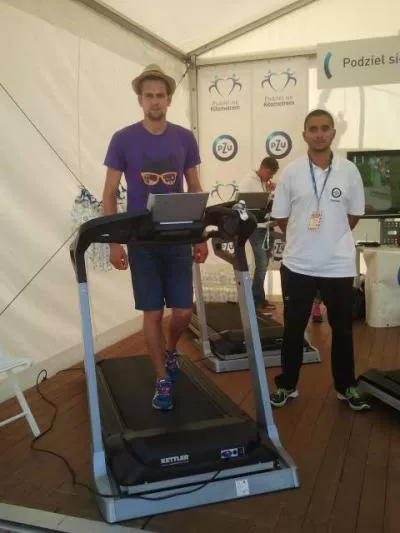 Redakcyjny kolega Grzegorz Urbańczyk w strefie PZU "Podziel się kilometrem"