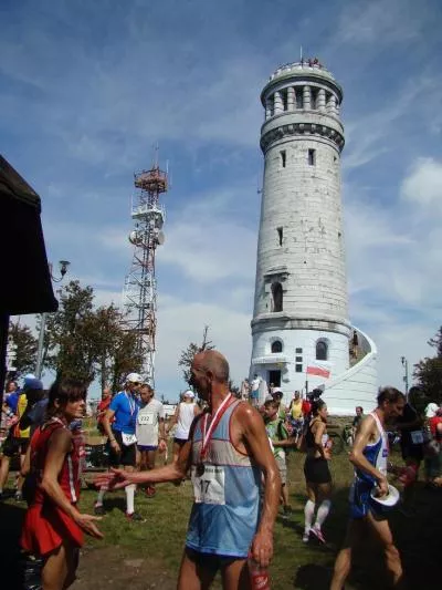 Słynna 25-metrowa kamienna wieża widokowa na szczycie Wielkiej Sowy