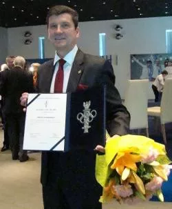 Janusz Bukowski prezentuje dyplom