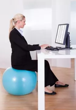 Jeśli cały dzień spędzasz w pracy na siedząco warto rozważyć piłkę zamiast krzesła - wpłynie to korzystnie na Twoje zdrowie